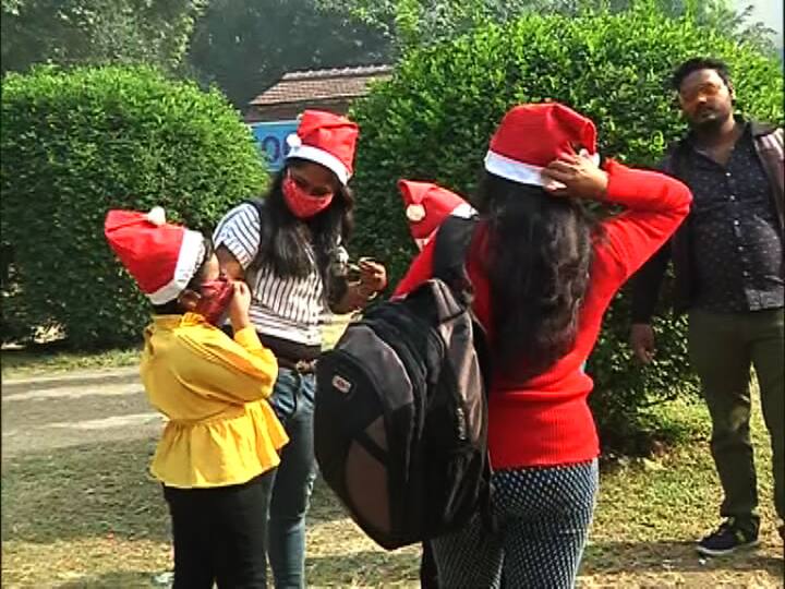বড়দিনের জন্য সান্তার টুপি মাথায় দিয়ে কচি-কাঁচারা।