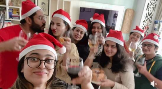 আআজ গোটা পরিবারের সঙ্গে সময় কাটান পরিচালক-নায়িকা জুটি। সবাই মিলে মেতে ওঠেন আনন্দে। সোশ্যাল মিডিয়ায় সেই ছবি শেয়ার করেন রাজ। ছবি সৌজন্যে - রাজ চক্রবর্তীর সোশ্যাল মিডিয়া