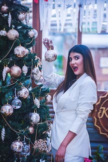 উপহারে ভরা হাত, সাদা পোশাকে খুশির রং, ক্রিসমাসের সন্ধেয় মোহময়ী পার্নো