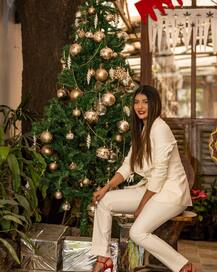 উপহারে ভরা হাত, সাদা পোশাকে খুশির রং, ক্রিসমাসের সন্ধেয় মোহময়ী পার্নো