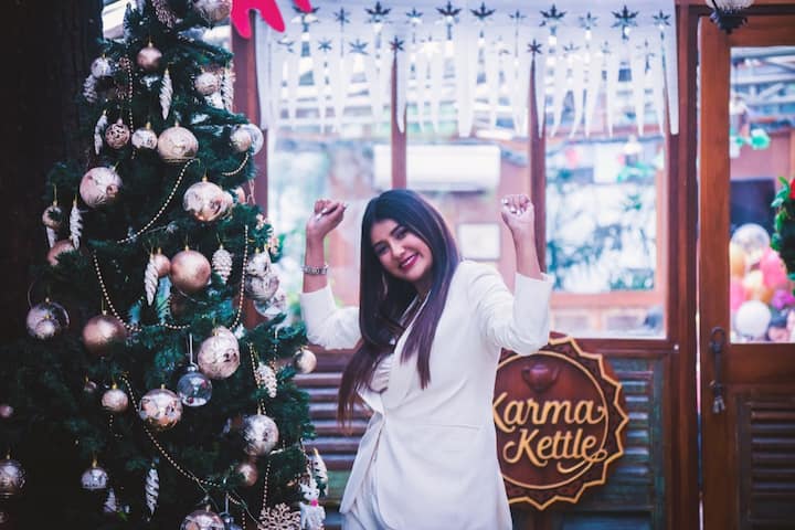 উচ্ছল নায়িকা ক্যামেরায় ধরা দিলেন বিভিন্ন মুডে।