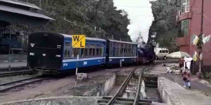 Darjeeling Toy Train to run again from today Darjeeling : ট্যুরিস্ট-খরার মধ্যেই, ক্যুইন অফ হিলসে আজ উড়বে ধোঁয়া, মেঘ কেটে ছুটবে টয় ট্রেন
