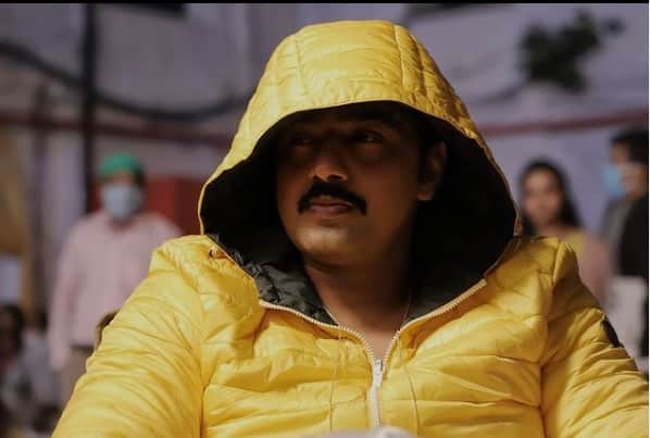 গোলন্দাজ ছবির জন্য গোঁফ রেখেছেন দেব। জন্মদিনের শুভেচ্ছা জানাতে গিয়ে দেবের গোঁফ নিয়ে কৌতুকও করেন রুক্মিণী।