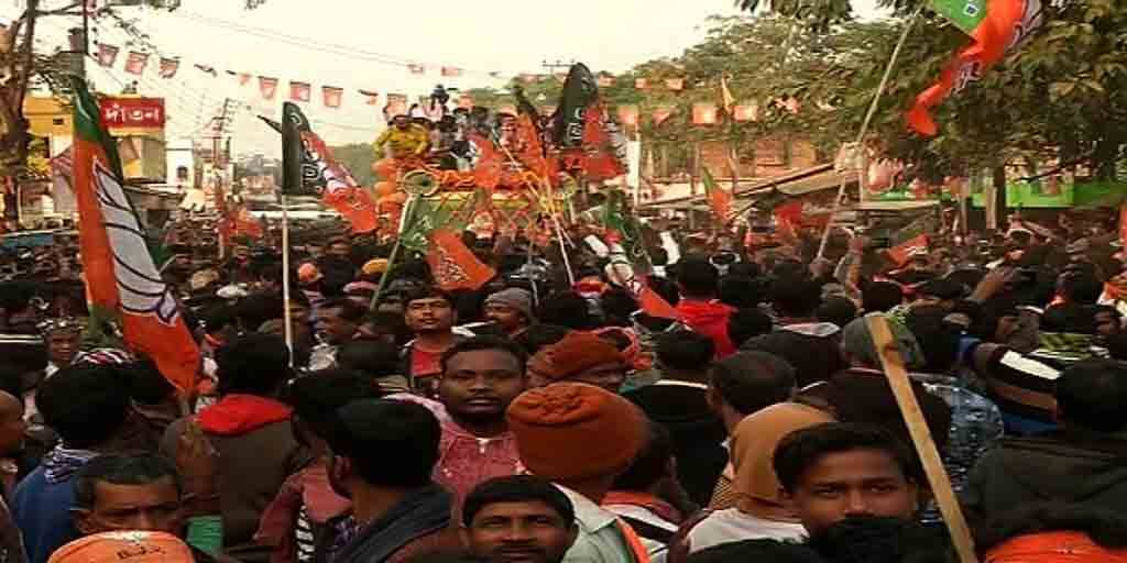 West Bengal Elections 2021: State power concentrated to 3-4 persons in South Kolkata, alleges Subhendu West Bengal Elections 2021: যাবতীয় ক্ষমতা দক্ষিণ কলকাতার ৩-৪ জনের হাতে, আমরা কি বানের জলে ভেসে এসেছি? দাঁতনের সভায় শুভেন্দু উসকে দিলেন গ্রাম-শহর পুরনো দ্বন্দ্ব