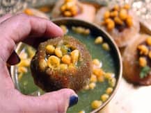 মুহূর্তে সুপারহিট, পিজ্জা লঙ্গরের পর এবার সিঙ্ঘু সীমানায় কৃষকদের জন্য বসানো হল ফুচকা লঙ্গর