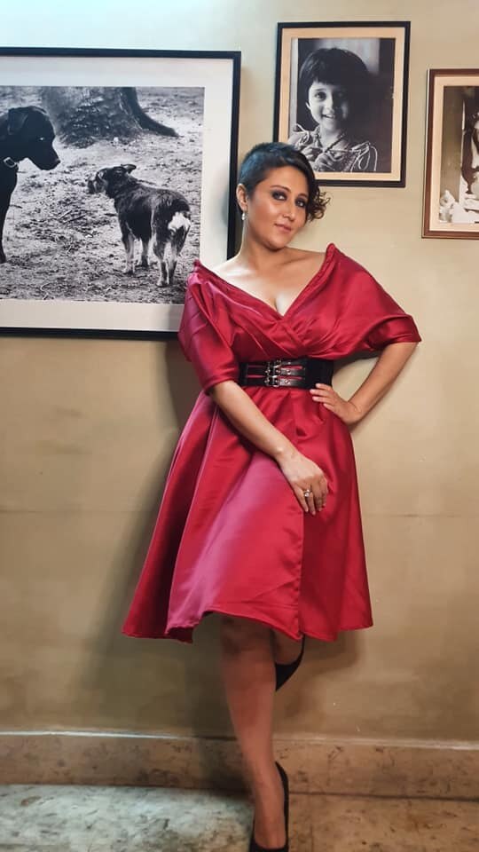 গ্ল্যামারাস অবতারে নেটিজেনদের মন জয় করলেন স্বস্তিকা