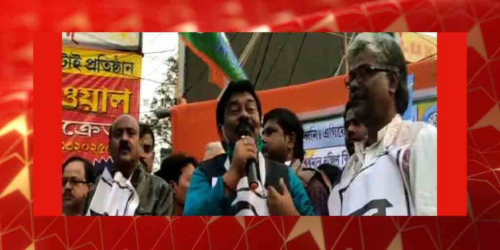 TMC inner clash in Barddhaman and East Medinipur 'আমাকে তাড়ালে তোলাবাজি করা যাবে'! বঙ্গধ্বনির মঞ্চ থেকেই দলের বিরুদ্ধে তোপ দাগলেন বর্ধমান জেলা তৃণমূলের সাধারণ সম্পাদক