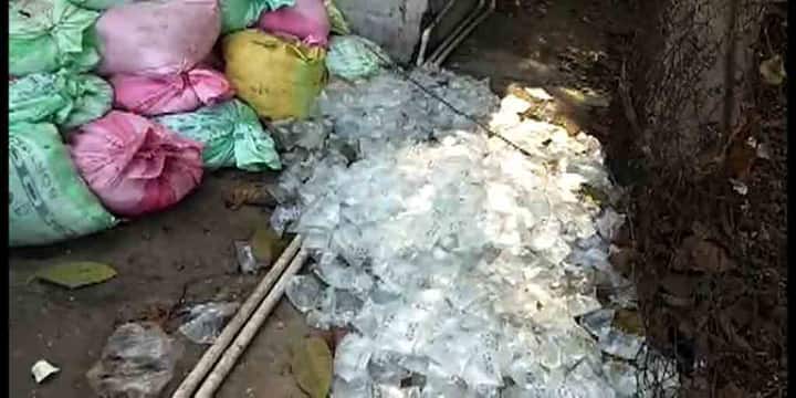 দুর্গাপুরে ব্যারাজ বিপর্যয়ের পর জলের সঙ্কট মেটাতে জনস্বাস্থ্য কারিগরী দফতরের তরফে পাঠানো হয় পানীয় জলের পাউচ। সেই হাজার-দেড় হাজার পাউচ পড়ে রয়েছে দুর্গাপুর সিটি সেন্টার এলাকায়। 