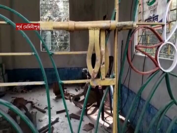 মহম্মদপুরের তৃণমূল অঞ্চল সভাপতি দীপক গায়েন বলেন, পার্টি অফিসে আমাদের নেতারা মিটিং করে ফিরে এসেছিলেন, রাতে হঠাৎ আওয়াজ পাই, এসে দেখি ভাঙচুর করা হয়েছে, প্রচার পত্রিকা নষ্ট করা হয়েছে। বিজেপিই এই ঘটনার সঙ্গে রয়েছে। 