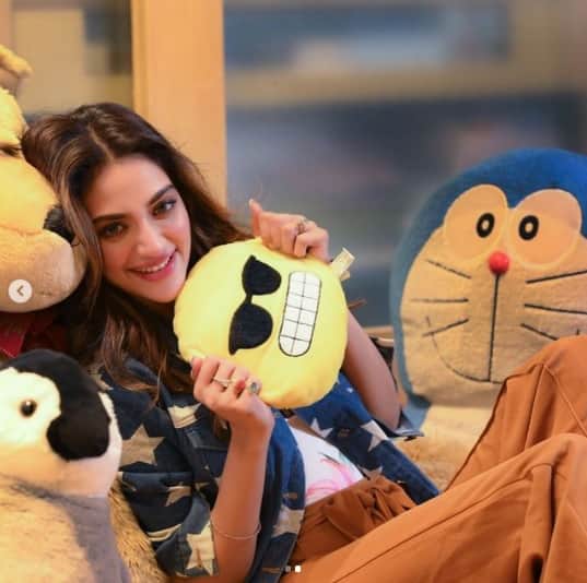 এর আগেও সোশ্যাল মিডিয়ায় ইমোজি নিয়ে ফটোশ্য়ুটের ছবি শেয়ার করেন নুসরত।