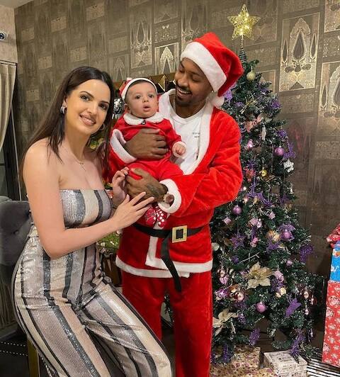 এ বছরের মে মাসে বিয়ে করেন হার্দিক-নাতাশা। এর কিছুদিন পরেই তাঁদের প্রথম সন্তানের জন্ম হয়। 