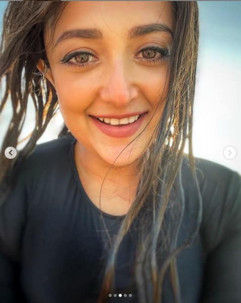 সমুদ্রতীরে শীর্ষাসনের ভিডিও পোস্ট করেছেন মোনালি।