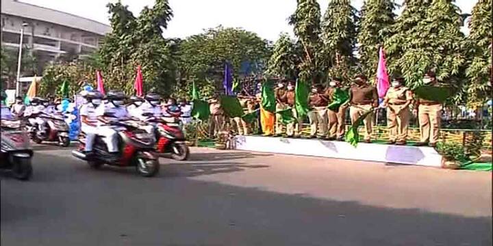 অন্যান্য ফিচারের সঙ্গে এই অ্যাপে থাকছে প্যানিক বাটন। কেউ বিপদে পড়ে এই বাটন পুশ করলে পুলিশের কাছে পৌঁছে যাবে তাঁর লোকেশন।  তাতে দ্রুত বিপদগ্রস্তের কাছে পৌঁছতে পারবে পুলিশ।  