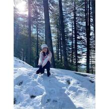 স্বামীর সঙ্গে সিমলায় ছুটি কাটাচ্ছেন অভিনেত্রী কাজল অগ্রবাল