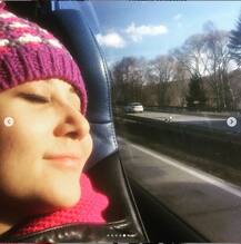 মুখে চোখে শীতের ওম মাখছেন স্বস্তিকা