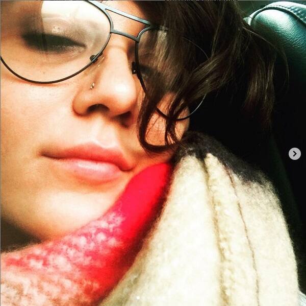 আনন্দের সঙ্গে সঙ্গে সেই বিষণ্ণতাও ছড়িয়ে আছে নায়িকার মুখে।