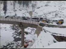 Tourists Struck At Manali: প্রবল তুষারপাতে মানালিতে আটকে ৫০০-র বেশি পর্যটক, চলছে উদ্ধারকার্য