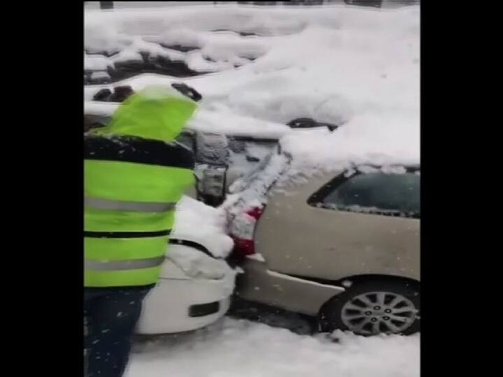 পাশাপাশি, ট্যাক্সি ও বাসে করে কুলাং থেকে পর্যটকদের ফিরিয়ে আনার ব্যবস্থা করা হচ্ছে। ইতিমধ্যেই, আটকে পড়া পর্যটকদের সরানোর কাজ শুরু হয়েছে।