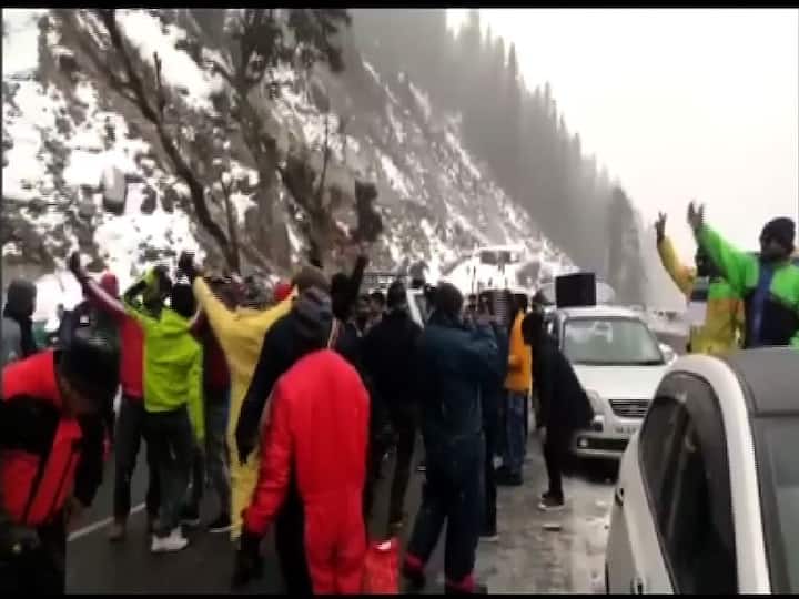 এদিকে, আগামী কয়েকদিন হিমাচল প্রদেশের পার্বত্য অঞ্চলে প্রবল তুষারপাত ও সমতলে প্রবল বৃষ্টির সম্ভাবনা থাকায় হলুদ সতর্কতা জারি করেছে আবহাওয়া দফতর।