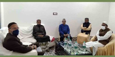 Asaduddin Owaisi went to Futura Sharif and met Abbas Siddiqui, attacks TMC Asaduddin Owaisi in Bengal: গুজরাত যখন জ্বলছিল, তখন মমতা কোথায় ছিলেন? তৃণমূলকে কটাক্ষ ওয়েইসির