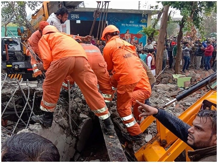 During the funeral in Delhi, the roof of the crematorium collapsed, 8 people died দিল্লিতে সৎকার চলাকালীন শ্মশানের ছাদ ভেঙে মৃত ৮, আহত বহু