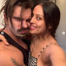 ক্যাপশন দুগ্গা দুগ্গা, বিপাশা পোস্ট করলেন স্বামীর সঙ্গে ছবি