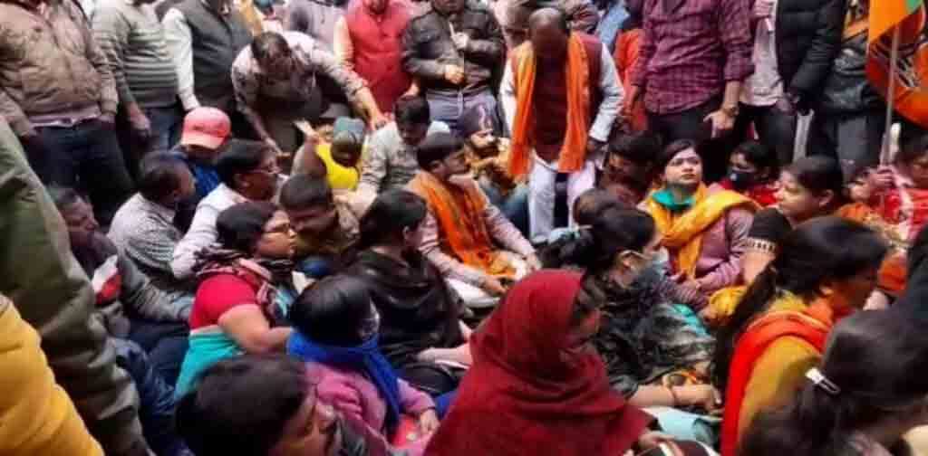 Expelled BJP leader accused alleged molestation BJP Youth Front protests demanding arrest ধর্ষণে অভিযুক্ত বহিষ্কৃত বিজেপি নেতা, গ্রেফতারের দাবিতে বিক্ষোভ বিজেপি যুব মোর্চার  