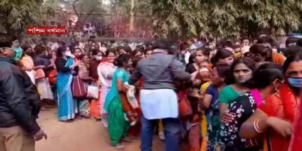Durgapur health Crisis Extreme chaos surrounding health card distribution Durgapur situation under control police intervention Durgapur Health Crisis: স্বাস্থ্যসাথীর কার্ড বিলি ঘিরে চরম বিশৃঙ্খলা দুর্গাপুরে, পুলিশের হস্তক্ষেপে নিয়ন্ত্রণে পরিস্থিতি
