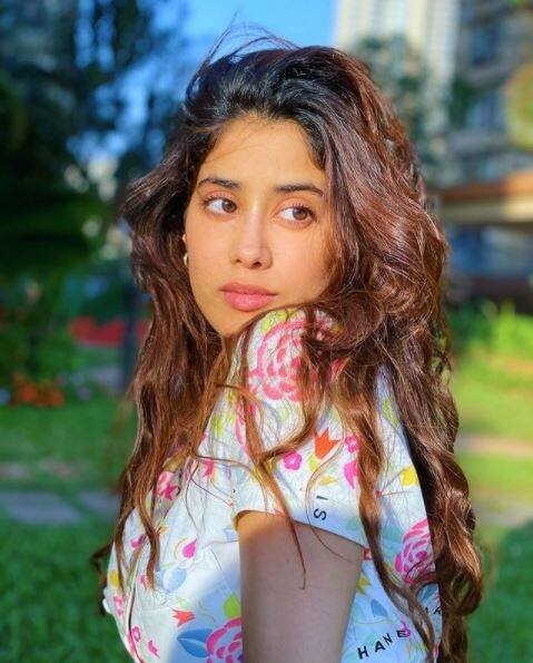 ২৩ বছর বয়সেই ৩৯ কোটি টাকা দিয়ে বাড়ি কিনেছেন জাহ্নবী কপূর। মুম্বইয়ের জুহু এলাকায় বাড়ি কিনেছেন তিনি। 