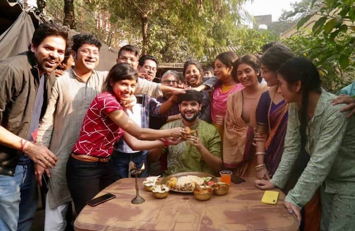 আইবুড়ো ভাত খাওয়ার পর্ব শুরু হল কৃষ্ণকলি-র সেট থেকে। পাশে দাঁড়িয়ে রিলের স্ত্রী শ্যামা।
