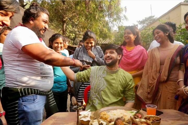 হরেক রকম মেনু সাজিয়ে তাঁকে খাইয়ে দিলেন কলাকুশলীরা। আশীর্বাদ করলেন ‘পরিবার‘-এর বড়রা। 