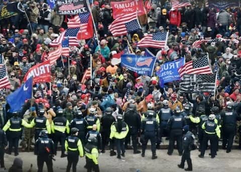 শেষমেষ আসরে নামে ন্যাশনাল গার্ড ট্রুপ। নামে ১,০০০ সেনা। আসে অন্যান্য ফেডেরাল প্রটেকটিভ সার্ভিসেস। কয়েক ঘণ্টা পর আইনপ্রণেতারা খবর পান, ক্যাপিটল ফাঁকা করে দেওয়া হয়েছে। (সব ছবি: এএফপি)