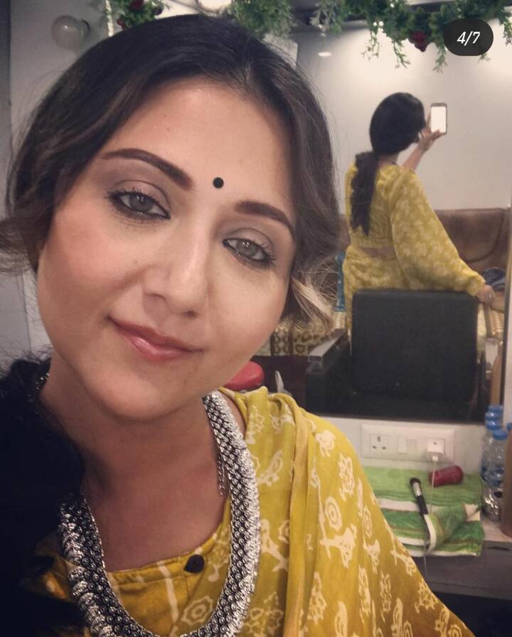 হলুদ রঙা চুড়িদার, সঙ্গে সিলভারের গয়না। উল্টোদিকের আয়নাতেও সেলফি তুলে ধরলেন অভিনেত্রী। 