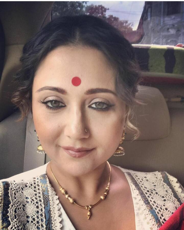 কপালে লাল টিপ, সোনালি গয়নায় বাঙালিয়ানার ছাপ স্পষ্ট। 