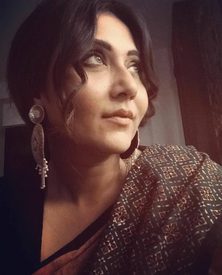 কখনও তিনি গভীর ভাবনায় মত্ত। কখনও আবার মজার ভঙ্গি। একাধিক মুডের ছবি পোস্ট করলেন স্বস্তিকা। আর তাতে ভালবাসা উজাড় করে দিলেন তাঁর অনুরাগীরা।