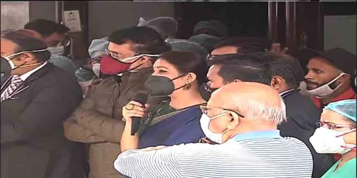 বৃহস্পতিবার সকালেই হাসপাতালে চলে আসেন স্ত্রী ডোনা গঙ্গোপাধ্যায়। সকাল সাড়ে দশটা নাগাদ হাসপাতাল থেকে বের হন সৌরভ। হাসপাতাল থেকে বেরিয়েই বিসিসিআই সভাপতি বলেন, সুস্থ আছি।  ধমনীর ব্লকেজকে বাউন্ডারির বাইরে পাঠিয়ে বৃহস্পতিবার বাড়ি ফিরলেন মহারাজ! 