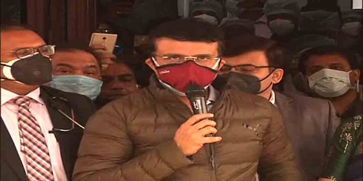 সবাইকে শুভেচ্ছা, ধন্যবাদ জানিয়ে সৌরভ বলেন, ভাল আছি, শরীর যেভাবে রিয়াক্ট করে সেই অনুযায়ী আবার কাজে ফিরব। বাড়ি ঢোকার সময় এক প্রতিবেশী সৌরভের হাতে তুলে দেন চকোলেট! বলেন, দাদা বাড়ি ফিরেছে খুব খুশি।  উডল্যান্ডস হাসপাতালের  চিকিৎসক সপ্তর্ষি বসু বলেন, বাড়ির লোকজন খুব খুশি, তাঁর মা-ও খুব খুশি আর দাদা এই ইনসিডেন্টটা মনে রাখতে চান না। 