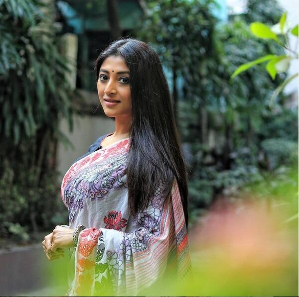শান্তিপুরী শাড়িতে কাঁথা স্টিচ। পশ্চিমী পোশাক নয়, বাঙালির চিরন্তনী শাড়িতে ধরা দিলেন পাওলি দাম।