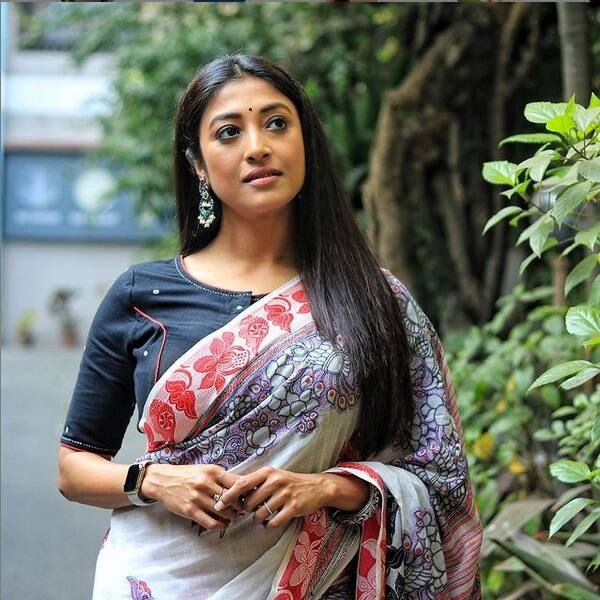 নতুন বছরকে শাড়িতে স্বাগত জানালেন তিনি।