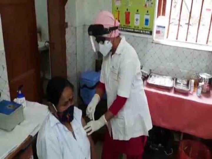 বাঁকুড়া জেলার ৬টি কেন্দ্রে চলছে করোনা ভ্যাকসিনের ড্রাই রান। মুখ্য স্বাস্থ্য আধিকারিকের দফতর, আঁচুড়ি ব্লক প্রাথমিক স্বাস্থ্য ও বাঁকুড়া সম্মিলনী মেডিক্যাল কলেজ হাসপাতাল ছাড়াও বিষ্ণুপুরের তিনটে কেন্দ্রে চলছে টিকাকরণ প্রক্রিয়ার মহড়া। 