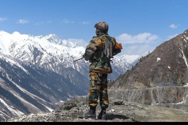 India China Border Dispute: Chinese Army soldiers apprehended around Rezang La, Ladakh  India China Border Dispute: লাদাখে চিনা জওয়ানকে আটক করল ভারতীয় সেনা