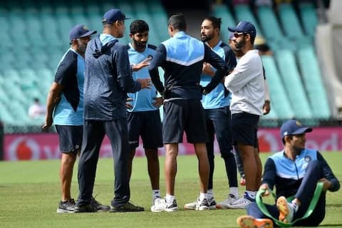 টেস্টে একই ইনিংসে ভারতীয় দলের তিনজন ব্যাটসম্যানের রানআউট হওয়ার নজিরও রয়েছে। ১৯৫৫ সালে পাকিস্তানের বিরুদ্ধে পেশোয়ার টেস্টে এক ইনিংসে ভারতের চারজন ব্যাটসম্যান রানআউট হন। ছবি সৌজন্যে এএফপি 