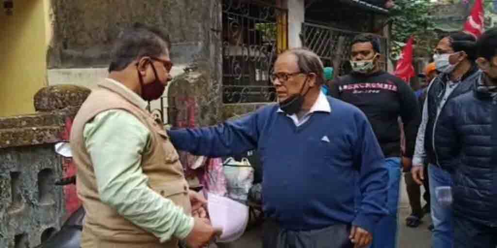 cpm mla ashok Bhattacharya went from house to house to know the allegations লক্ষ্য বিধানসভা ভোট, অভিযোগ জানতে বাড়ি বাড়ি ঘুরলেন শিলিগুড়ির পুর প্রশাসক অশোক ভট্টাচার্য