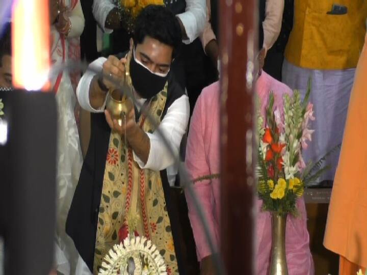 শ্রদ্ধা নিবেদন অভিষেক  বন্দ্যোপাধ্য়য়ের।