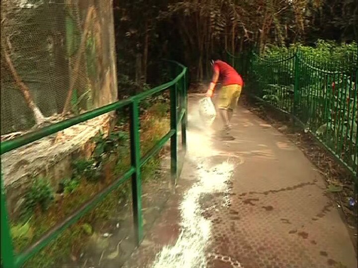 জীবাণুনাশক স্প্রে করছেন কর্মীরা।