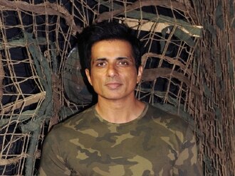 Sonu Sood Meets Sharad Pawar: বেআইনি নির্মাণ নিয়ে বিএমসি-র সঙ্গে আইনি লড়াইয়ের মধ্যেই শরদ পওয়ারের বাসভবনে সোনু সুদ