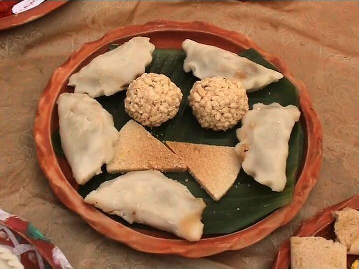 পিঠের জুটি হেমন্তের নতুন গুড়। এই ‘পিঠে’-র সঙ্গে বাঙালির প্রেম অনেক দিনের। পৌষ মাসের শেষ দিন, যে দিনটাকে মকরসংক্রান্তি বলে, সেটাই আনুষ্ঠানিক পিঠে খাওয়ার দিন।