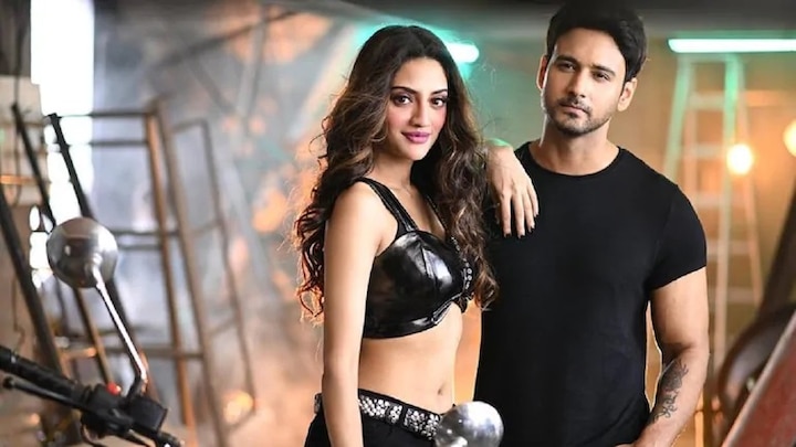 Nusrat Jahan visits temple with Yash Dasgupta in viral video Nusrat Jahan Update: যশের সঙ্গে দক্ষিণেশ্বর মন্দিরে নুসরত, ভাইরাল ভিডিও