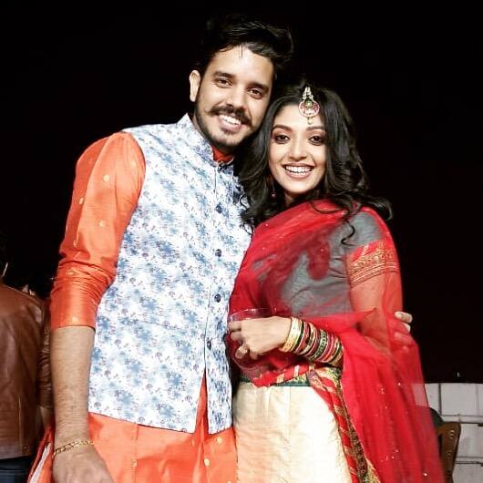 দেওরের সঙ্গে ছবি পোস্ট করেন দেবলীনা। হিন্দি গানের লাইন “লো চালি ম্যা আপনি দেবর কী বরাত লে কর” লিখে ছবি পোস্ট করেন তিনি। 