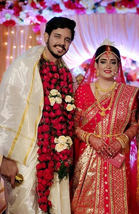 সাত পাঁকে বাঁধা পড়লেন তরুণ কুমারের নাতি সৌরভ বন্দ্যোপাধ্যয় এবং অভিনেত্রী ত্বরিতা চট্টোপাধ্যয়। 